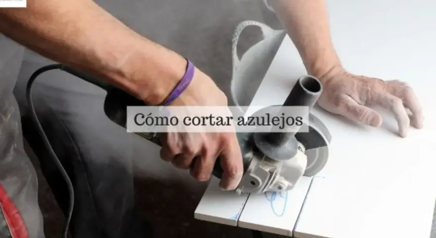 Man con amoladora cortando porcelánico, creando líneas de corte con lápiz azul.