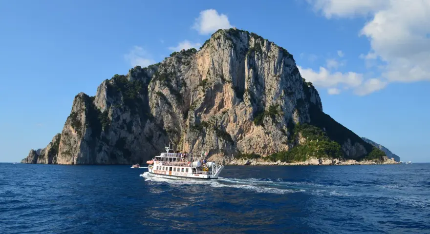 Rejs statkiem "S. Valentino" przy skalistych brzegach Capri. Idealne miejsce na wakacje!