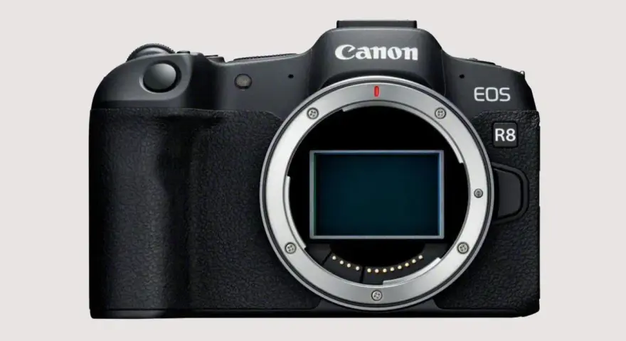 Czarny korpus aparatu fotograficznego Canon EOS R8 z widocznym sensorem i mocowaniem obiektywu.