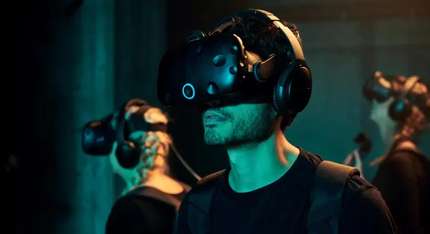 Mann mit VR-Brille bei VR Nation Berlin, taucht in virtuelle Welten ein.