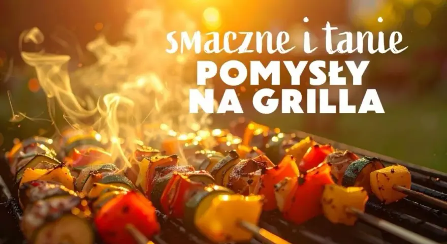 Szukasz co na grilla tanio? Aromatyczne szaszłyki z warzywami i mięsem pieką się na ruszcie w blasku zachodzącego słońca.