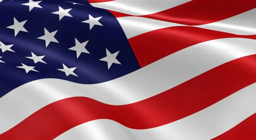 Flaga USA, z jej niebieskim polem i białymi gwiazdami, symbolizuje jedność. Ile gwiazdek ma flaga USA? 50, po jednej na każdy stan.