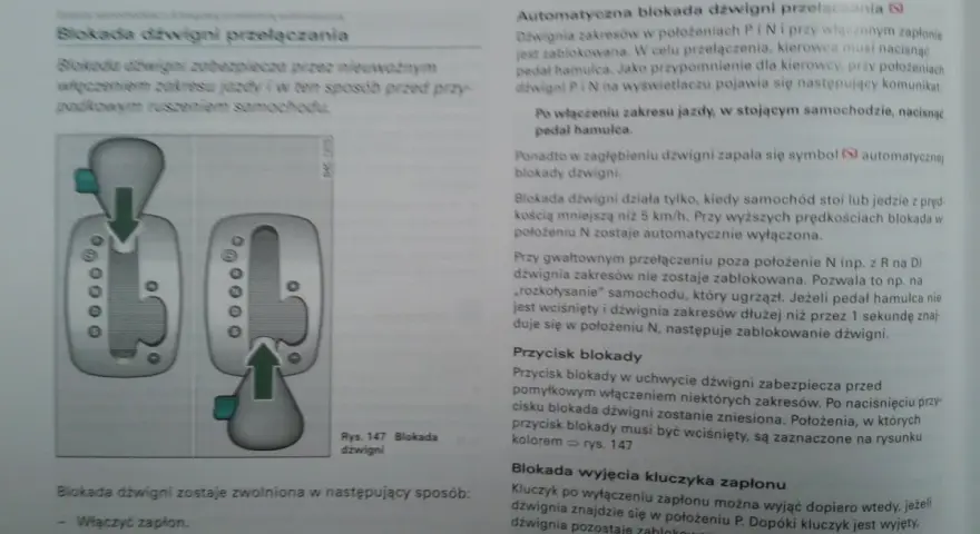 Schemat blokady dźwigni w Audi z tiptronic. Pokazuje, jak nacisnąć hamulec, by odblokować dźwignię.