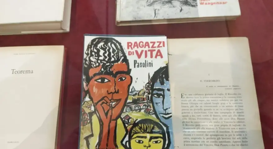 Copertina di "Ragazzi di vita" di Pasolini, con un libro di Pier Paolo Pasolini e un altro intitolato "Teorema".