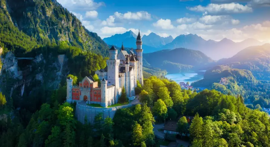 Zamek Neuschwanstein, jeden z najpiękniejszych miejsc w Europie, w otoczeniu gór i jeziora.