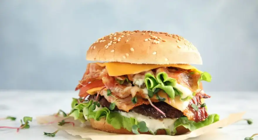 Ile kalorii ma burger? Od 150 do 1200 kcal wybieraj świadomie!