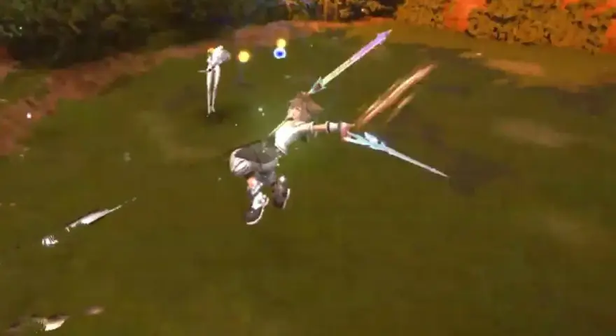Sora en acción con su arma Artema KH3, lanzando un ataque triple contra enemigos en un campo verde.