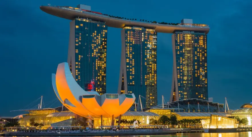 Wieczorem w Singapurze, Marina Bay Sands lśni światłami. Czy Singapur jest bezpieczny? Tak, to miasto-państwo słynie z bezpieczeństwa.