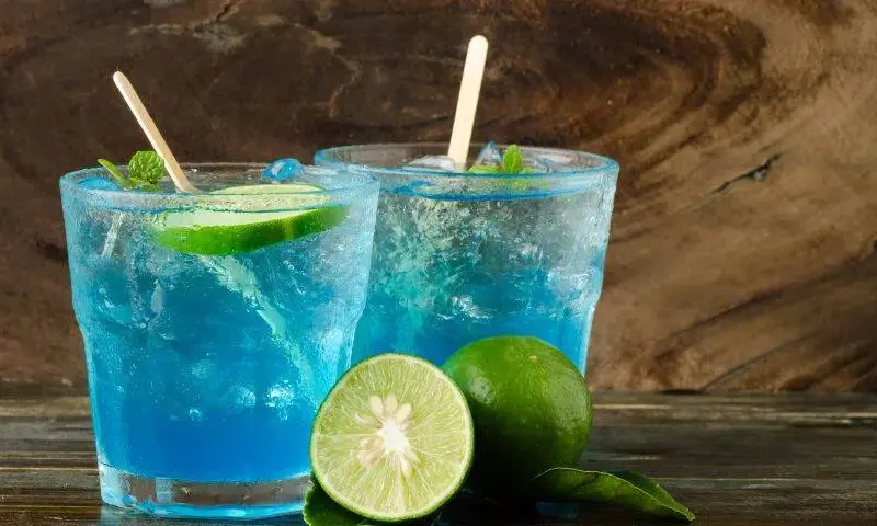 Niebieskie drinki z Blue Curacao: Proste przepisy na imprezę