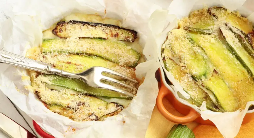 Parmigiana di zucchine appena sfornata, dorata e profumata, pronta per essere gustata.