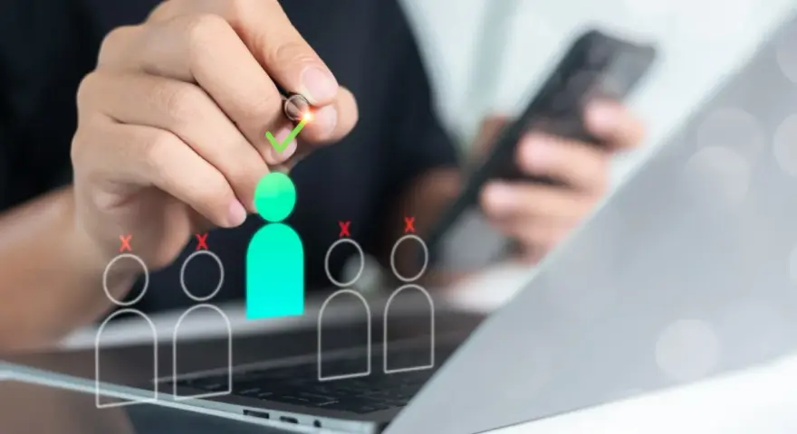 Ręka zaznacza zielonym znacznikiem kandydata, podczas gdy inni mają czerwone krzyżyki. Ciężko mi znaleźć pracę, ale może to jest klucz do sukcesu.