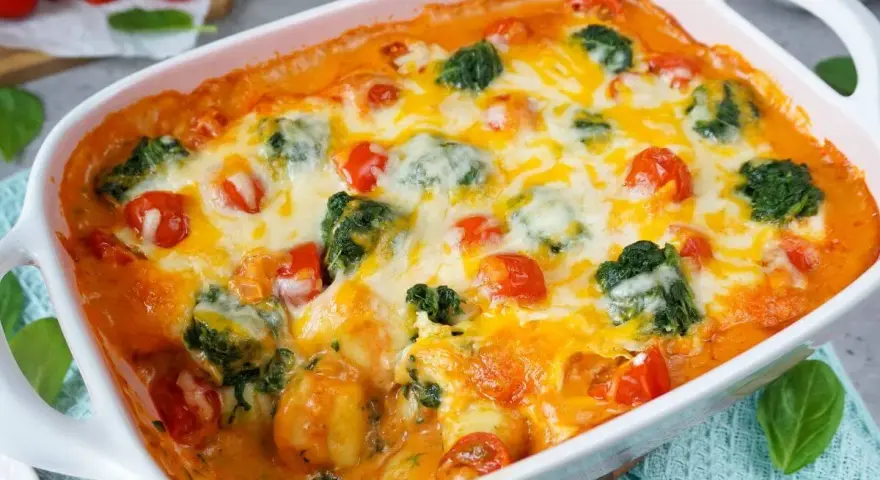 Herzhaftes Auflaufgericht mit Gnocchi, Brokkoli und Tomaten, überbacken mit Käse. Perfekt für kinder rezepte!