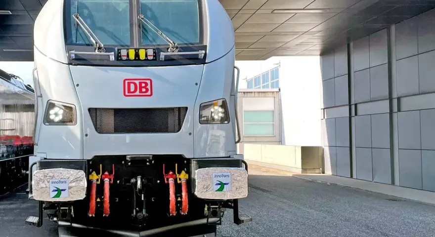 Przód białego pociągu ICE 4 z logo DB, pod zadaszeniem.