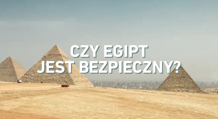 Piramidy w Gizie na tle miasta. Napis na zdjęciu: "Czy Egipt jest bezpieczny?".