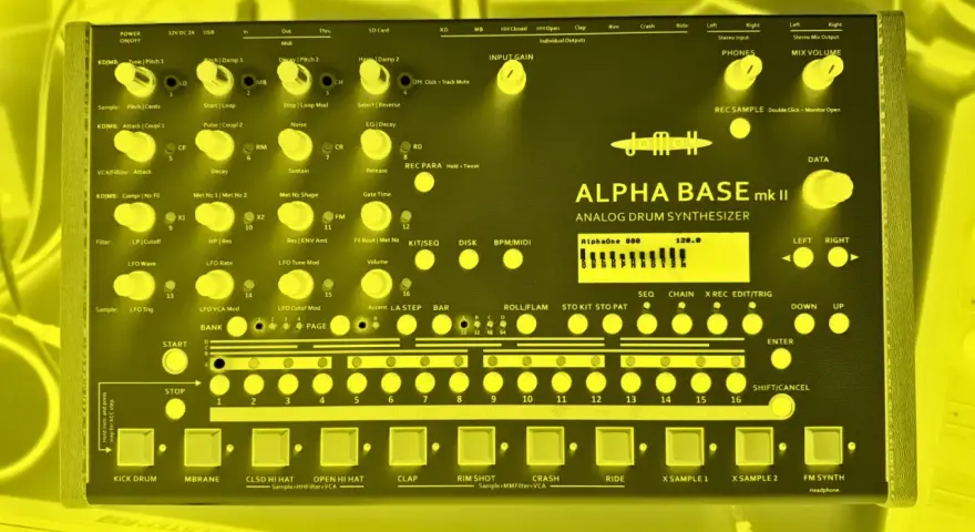 Jollox Alpha Base mk II, ein analoger Drum Synthesizer, der wie ein hochwertiges Drum Machine VST aussieht und klingt.