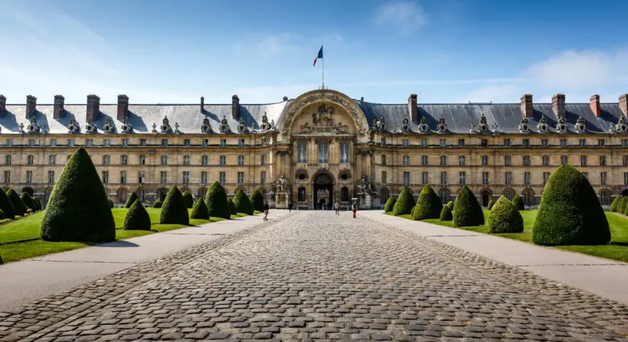 El majestuoso edificio de Les Invalides, donde se encuentra la tumba de Napoleón, con su fachada dorada y jardines cuidados.