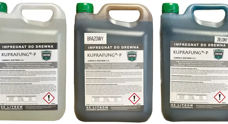 Trzy kanistry z impregnatem do drewna Kuprafung-P: bezbarwny, brązowy i zielony. Idealny, gdy zastanawiasz się, jaki impregnat do więźby dachowej wybrać.
