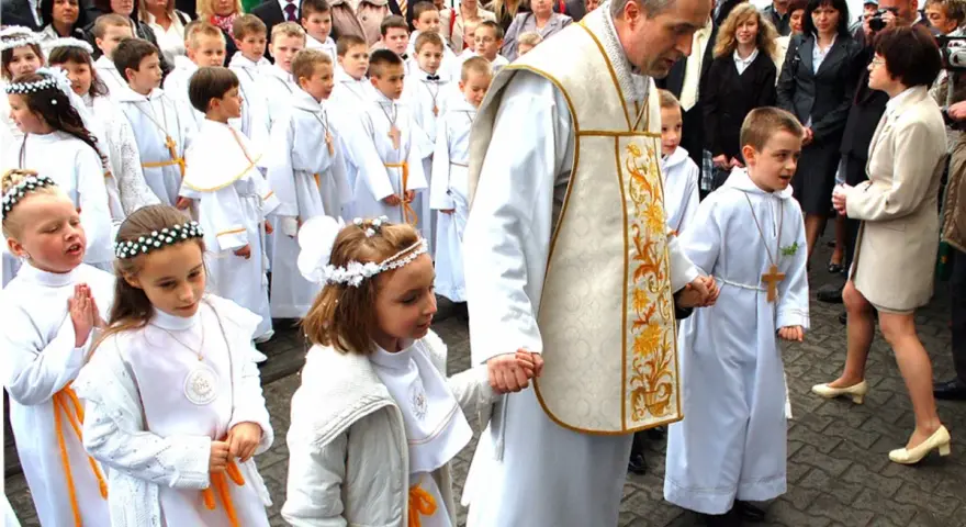 Ile lat na komunię? Standardowy wiek i wczesna komunia