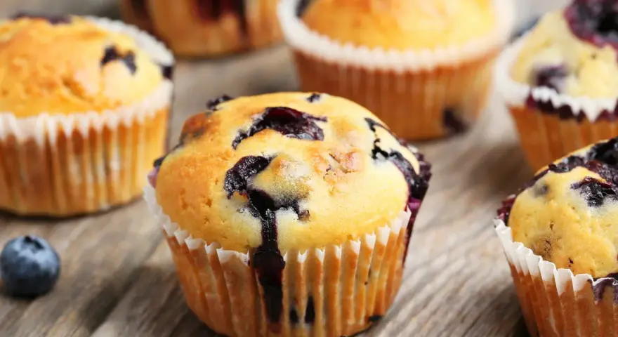 Saftige Blaubeermuffins, perfekt für ein schnelles Blaubeermuffins Rezept. Frisch gebacken und voller Beeren.