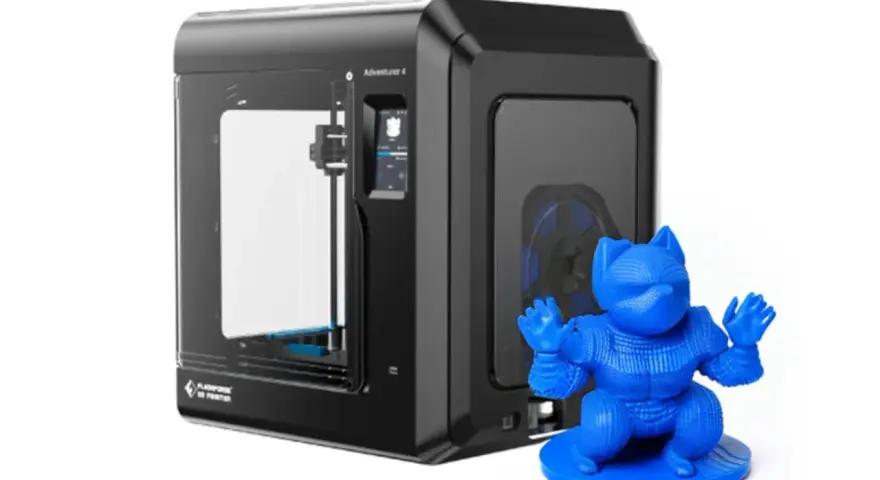 Drukarka 3D Flashforge Adventurer 4 wykorzystująca technologię FDM tworzy niebieską figurkę postaci.