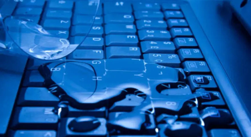 Zalany laptop? Oto co zrobić, aby uniknąć kosztownych napraw