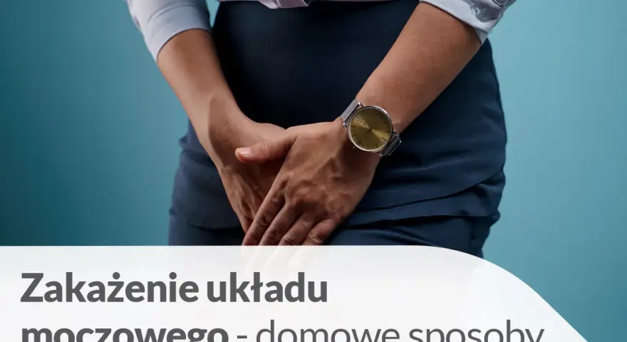Kobieta z rękami skrzyżowanymi na podbrzuszu, sugerująca dyskomfort. Szuka informacji: co na zapalenie cewki moczowej bez recepty.