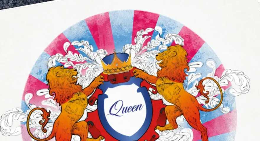 Dwa lwy podtrzymują koronę i herb z napisem "Queen". To symbol mojego życia, miłości mojego życia.