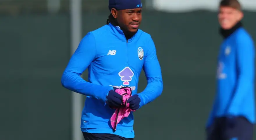 Jugador del Atlético de Madrid, con gorro y camiseta azul, prepara su entrenamiento. Un fichaje bomba para la liga.
