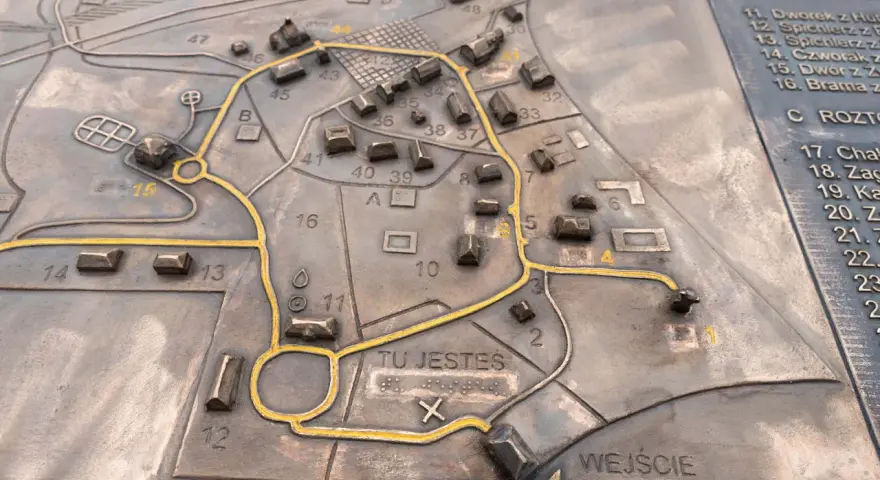 Mapa reliefowa Muzeum Wsi Lubelskiej z zaznaczoną trasą zwiedzania i punktem "Tu jesteś".