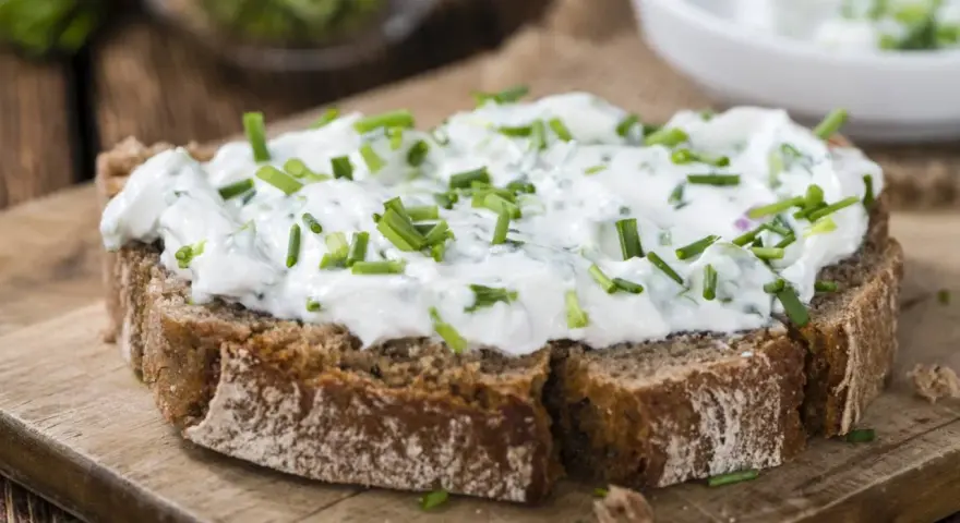 Chleb z pastą ziołową. Zastanawiasz się, co to jest gluten i jak wpływa na organizm?
