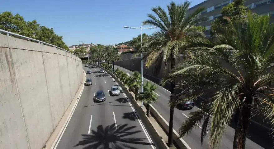 Droga dojazdowa do barcelona lotnisko z palmami i samochodami.