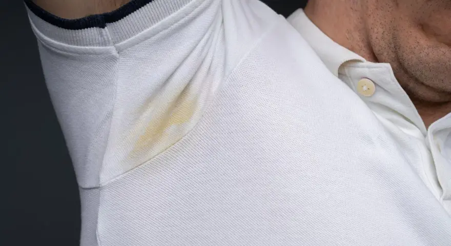 Żółte plamy pod pachami na białej bluzce polo. Dowiedz się, jak sprać żółte plamy z białej bluzki, by znów wyglądała jak nowa.