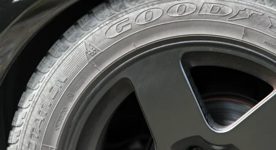 Nahaufnahme eines abgefahrenen Reifens mit dem Schriftzug "GOOD YEAR". Abgefahrene Reifen können eine Strafe nach sich ziehen.