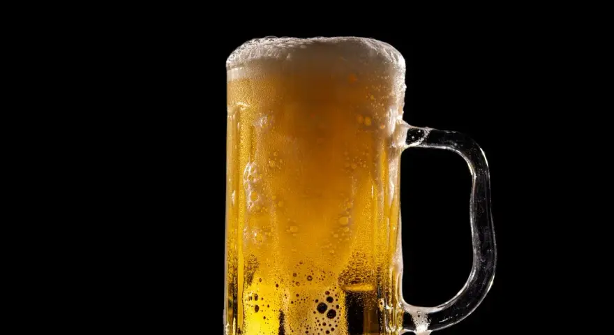 Piwo nawadnia czy odwadnia? Fakty i mity o alkoholu i płynach