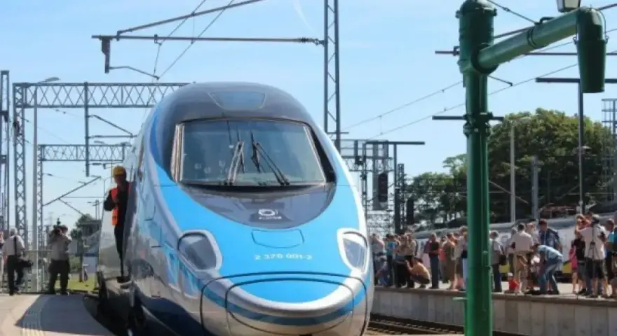 Błękitno-szary pociąg Pendolino z oznaczeniem 2 370 001-2 stoi na stacji, a wokół zgromadził się tłum ludzi.