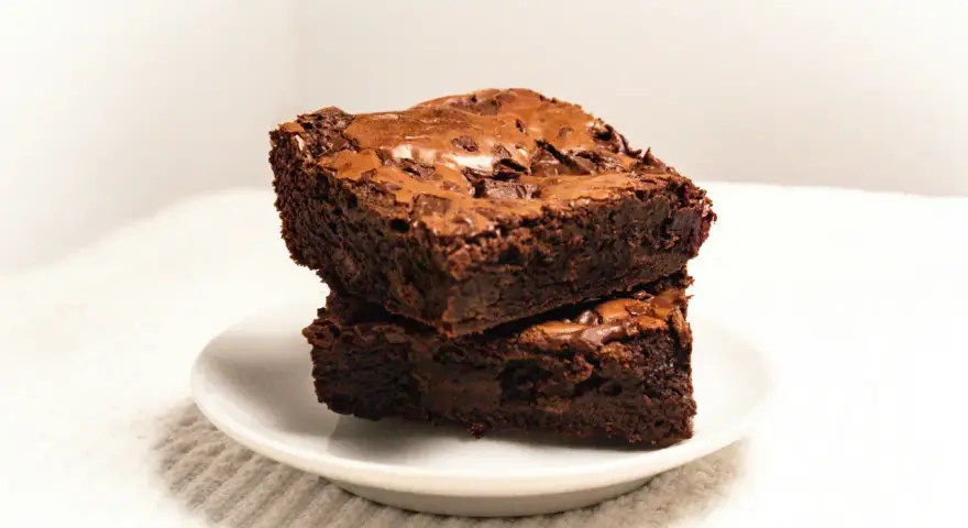 Dwa wilgotne brownie z kawałkami czekolady, idealne na prosty przepis.