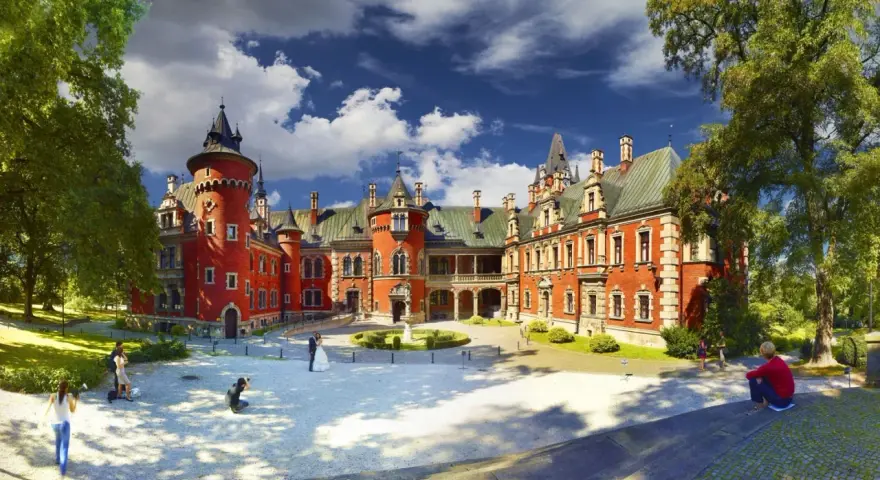 Zamek w Mosznej, wspaniałe miejsce, co warto zobaczyć na Śląsku. Romantyczna sesja ślubna na dziedzińcu.