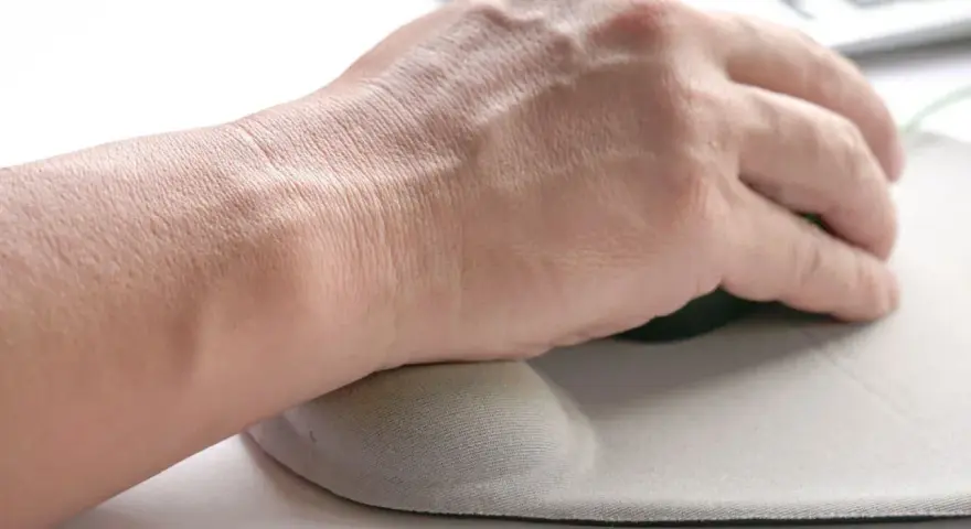 Ból nadgarstka od myszki? Ćwiczenia i ergonomia to Twój ratunek!