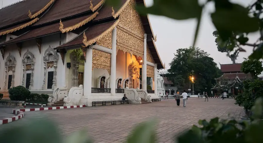 Złote zdobienia świątyni w Chiang Mai, które warto zobaczyć. Piękna architektura i spokojna atmosfera.