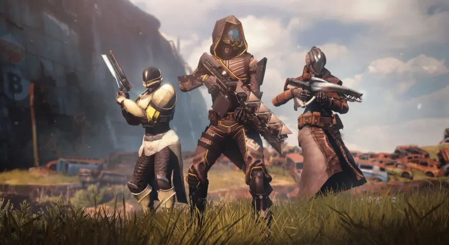 Trzech strażników w zbrojach, gotowych do walki. Ich wspólne przeznaczenie łączy graczy dzięki Destiny 2 crossplay.