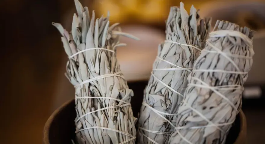 Manzados de incienso limpia casas para que sirve. Hierbas secas atadas con hilo blanco, listas para purificar espacios.