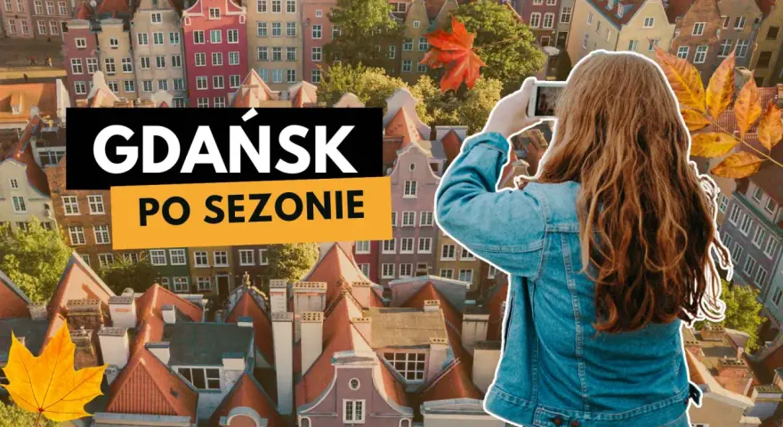 Dziewczyna robi zdjęcie jesiennemu Gdańskowi. Idealne miejsce na zwiedzanie po sezonie.