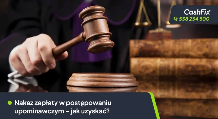 Sędzia uderza młotkiem, symbolizując wydanie nakazu zapłaty w postępowaniu upominawczym. Obok stos starych ksiąg prawnych i wagi sprawiedliwości.