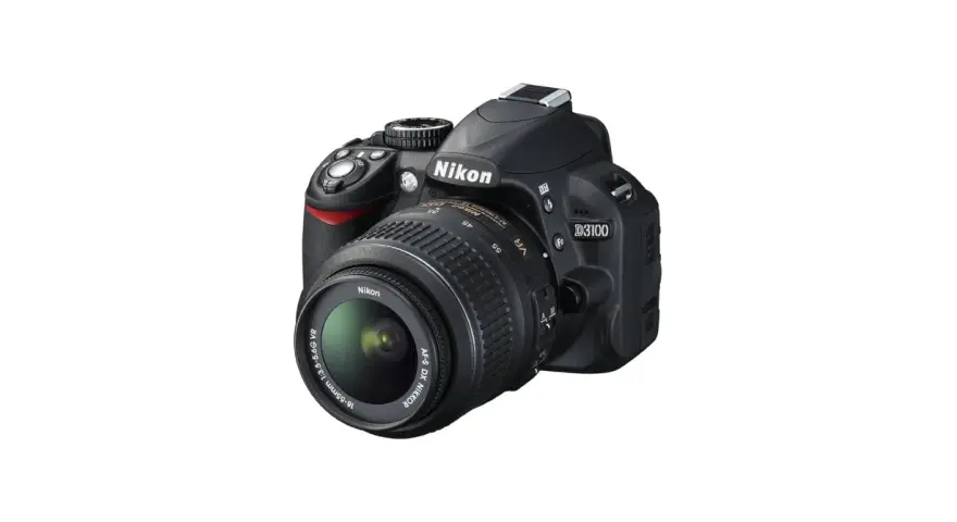 Czarny aparat fotograficzny Nikon D3100 z obiektywem 18-55mm. Idealny do uchwycenia wspomnień.