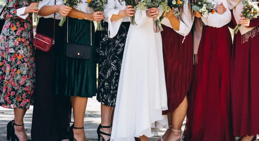 Des robes élégantes et des bouquets pour un mariage simple. Idées de tenues pour demoiselles d'honneur.