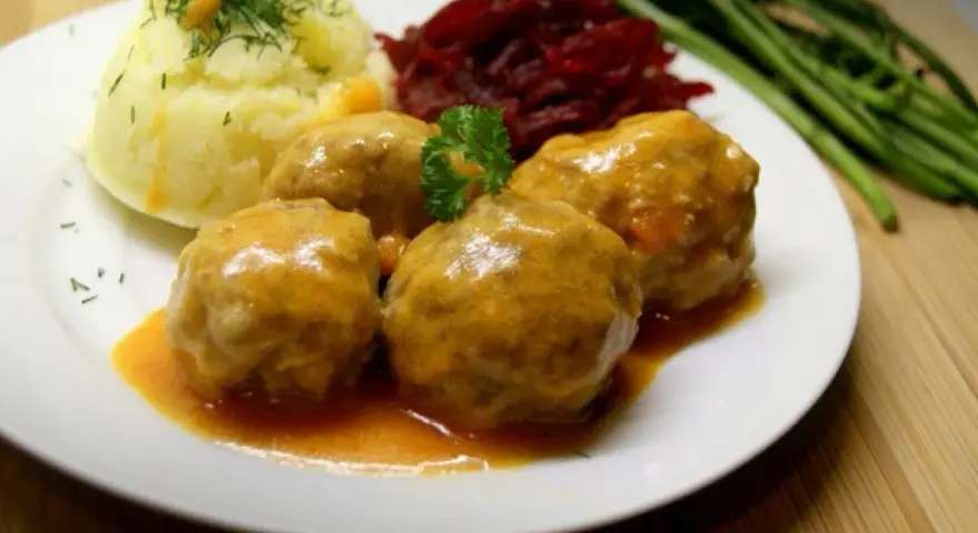 Pulpety w sosie pomidorowym jak u babci, podane z puree ziemniaczanym i buraczkami. Pyszny, domowy obiad.