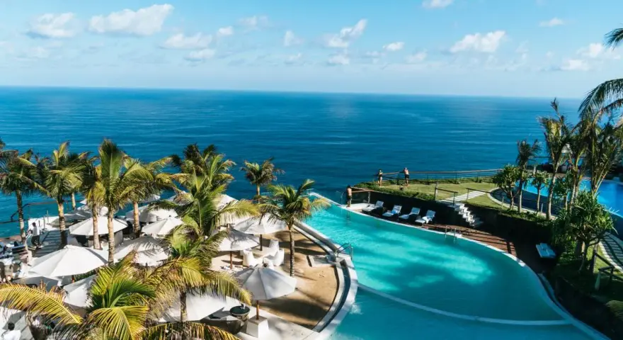 Rajski widok na ocean z basenem i palmami. Idealne miejsce na wakacje all inclusive soft.