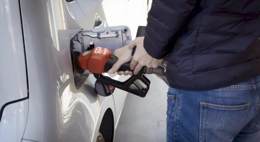 La pompa del diesel entra nel benzinaio, un errore comune che può causare danni al motore.
