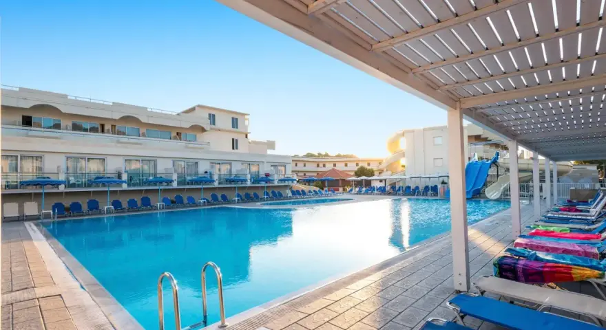 Basen z leżakami i zjeżdżalniami w Delfinia Resort. Wiele pozytywnych delfinia resort opinie potwierdza, że to idealne miejsce na wakacje.