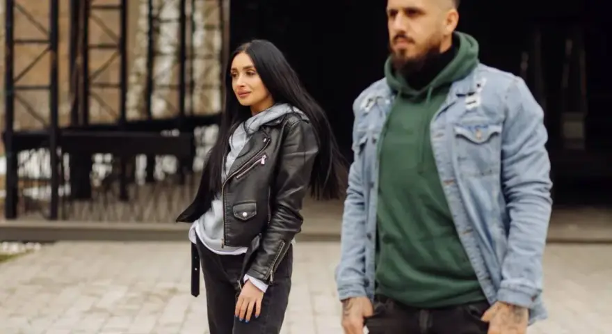 Jaką kurtkę do bluzy z kapturem wybrać, aby nie popełnić błędu?